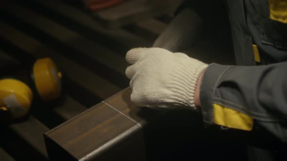 Metalworker in the workshop alt