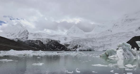 Glacier lagoon in tibet, China alt