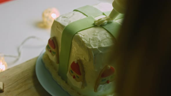 I Put the Cream on the Cake with the Help of a Confectionery Bag alt