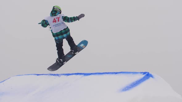 SLOW MOTION: Young Pro Snowboarder Big Air alt
