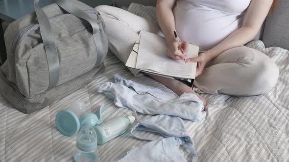 Pregnant Woman Prepare for the Baby. Checklist and Planning Calendar During Pregnancy  alt