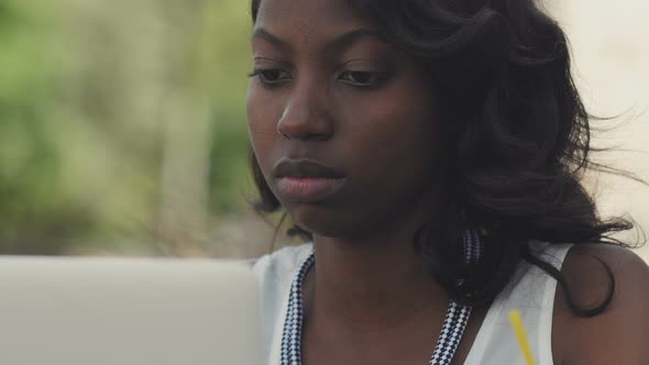 Beautiful Afro American Female in Casual Clothes Enjoying Free Time Sitting at Table in Cafe alt