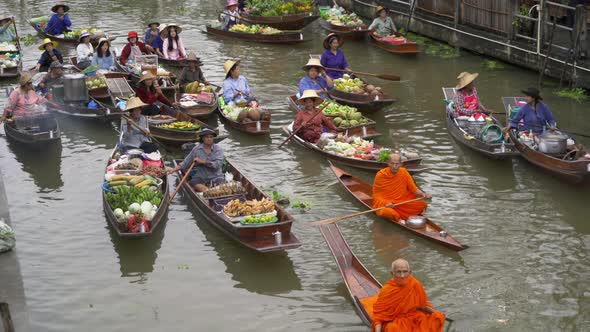 Damnoen Saduak Floating Market or Amphawa. Local people sell fruits, traditional food on boats alt