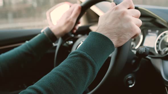 }Man Driving a Modern Skoda Auto alt
