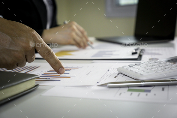 A female financial officer is showing a graph showing the company\'s fast-growing financial results t