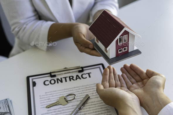 Real estate brokerage agent Deliver a sample of a model house to the customer. And contract home ins