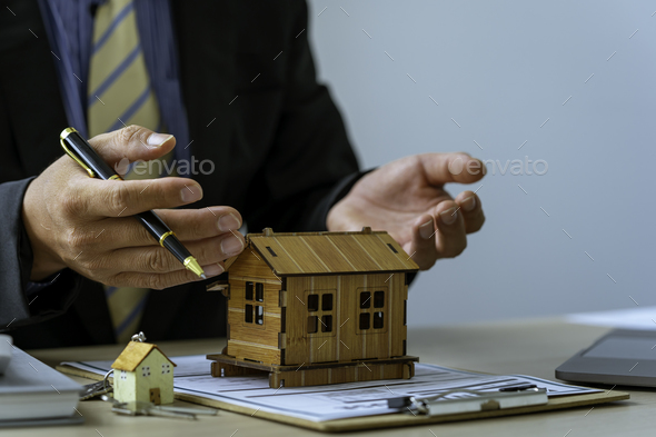 Real estate broker agent, concerning mortgage loan offer for and house insurance presenting and cons