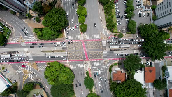 Timelapse of crossing of Reboucas Avenue and Brazil avenue at Sao Paulo Brazil alt