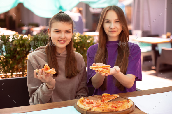 friends eating pizza together, Stock image