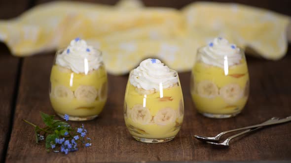 Pastry Chef Decorate Banana Pudding with Flowers