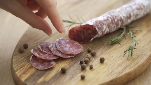 One Hand Takes the Knife and Slices of Slices To Savor the Quality alt