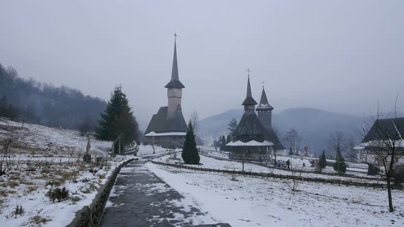 Barsana Monasterys courtyard alt