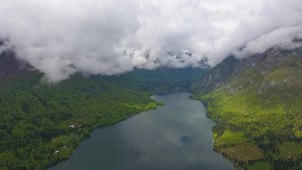 Bohinjsko Jezero Between Mountains at Spring alt