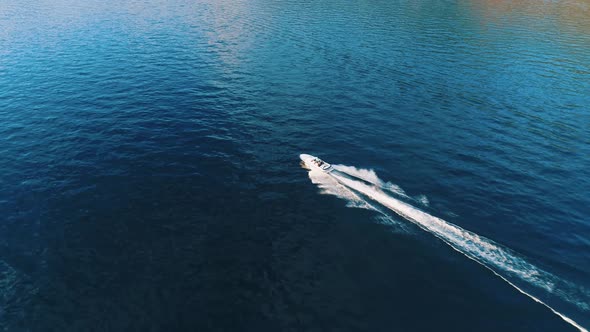 Speedboat On The Lake alt