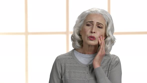 Close Up Unhappy Woman Suffering From Tooth Ache alt