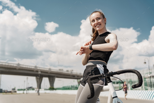 Uses the fitness application cardio endurance and heart rate on the clock for a bicycle, a young