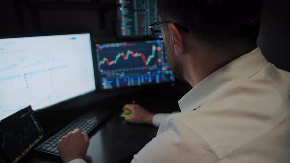 Trader Analyzes the Stock Market alt