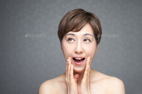Middle-aged Japanese woman who moves facial muscles