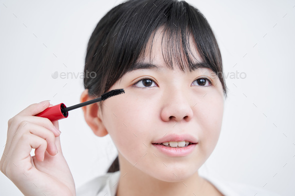 Japanese middle school girls who wear mascara