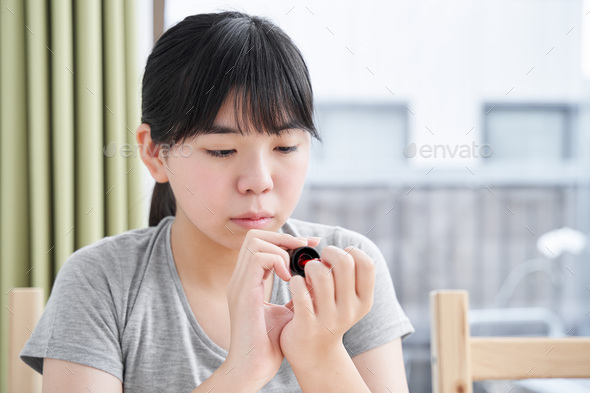 Japanese middle school girls painting a manicure