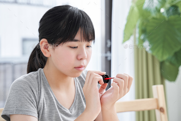 Japanese middle school girls painting a manicure