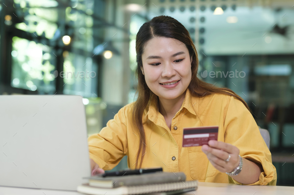 Customer shopping online pay by credit card.