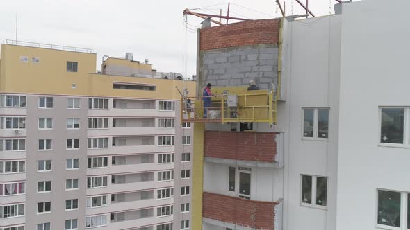 Builders in facade lift Insulation and plastering of multi-storey apartment building 11 alt