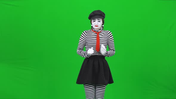 Mime Girl Is Laughing at Someone. Green Screen, Chroma Key. alt
