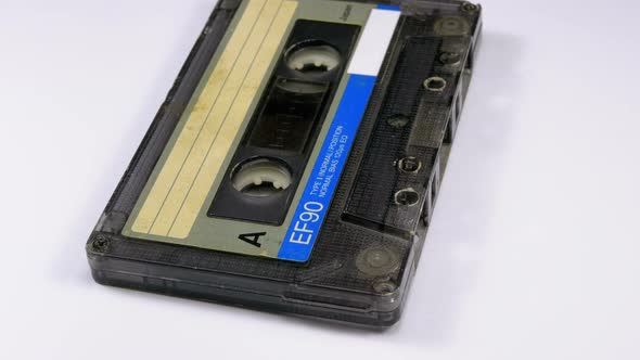 Крутящаяся кассета. Крутящаяся кассета. Крутящаяся кассета. Кассета крутится. Аудиокассета gif.