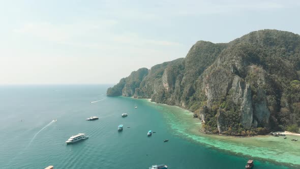 Idyllic shoreline coupled by warm exotic waters hampered by cliff near Pirate Beach Cove, Ko Phi Phi alt