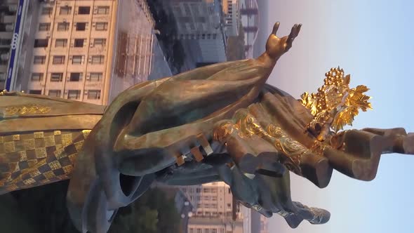 Monument on Independence Square in Kyiv Ukraine alt