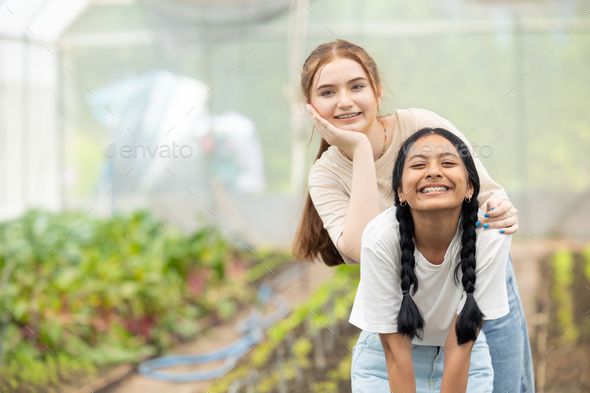 Sportsmand Stillehavsøer parti two young teenager girl happy smiling together friend mix race in park  garden Stock Photo by coffeekai