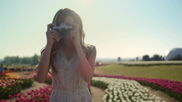 Portrait Beautiful Lady with Camera alt