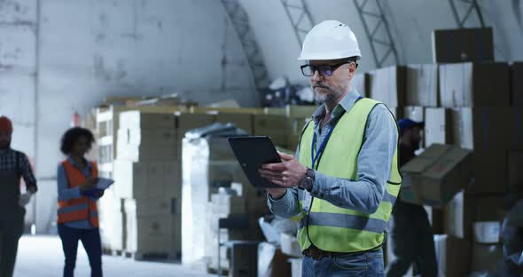 Manager Talking To His Staff alt