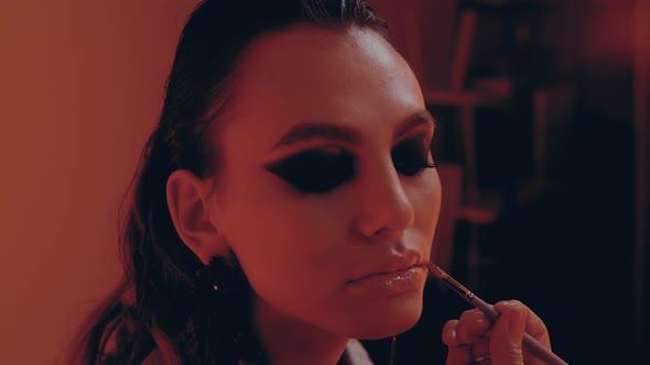 Retro Fashion Model gets Make Up alt