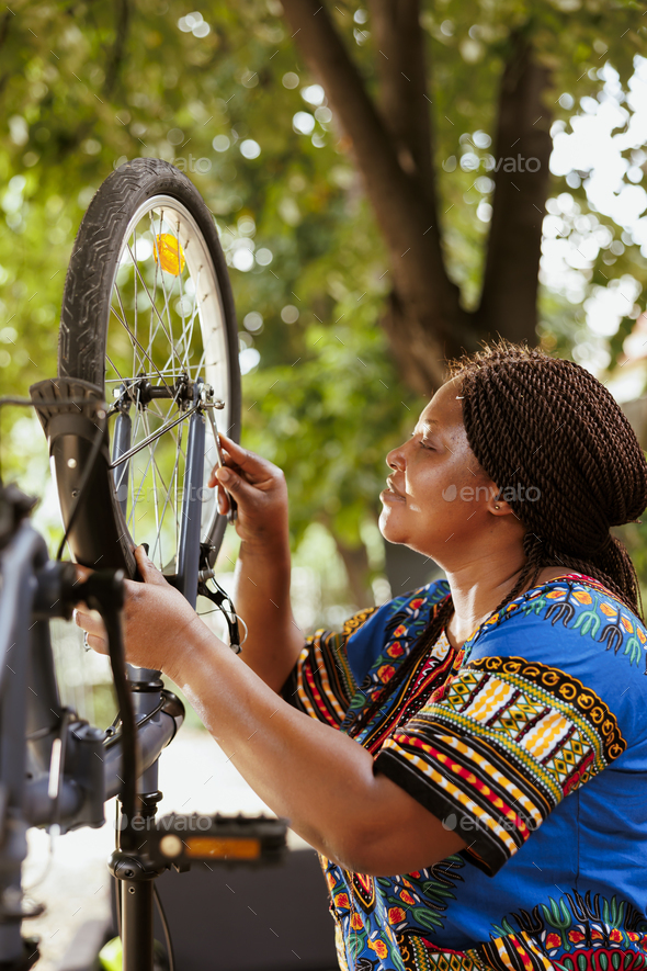 Female grasping tool for bike maintenance