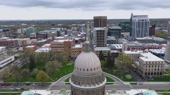 Closeup of dome of Boise Idaho State Capital with view of skyline. Drone fly over 4k. alt