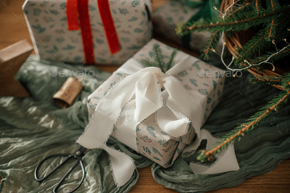 Elegant and Chic Christmas Gift Wrapping