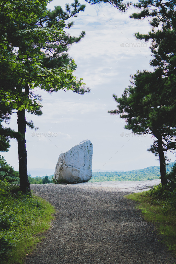 Erratic boulder rock on the edge of a cliff, Minnewaska State Park, Shawangunk Ridge, New York, USA