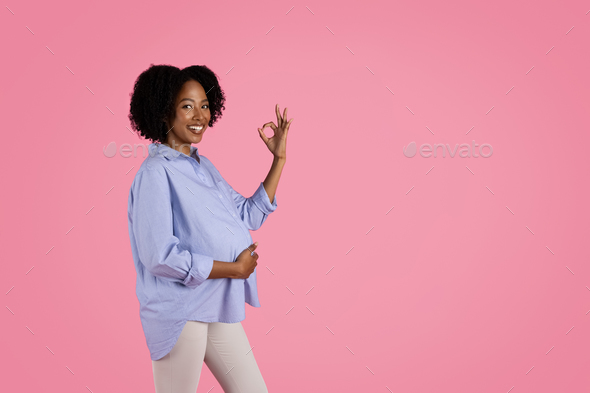 Foto Stock Women, hands or touching pregnant stomach of black