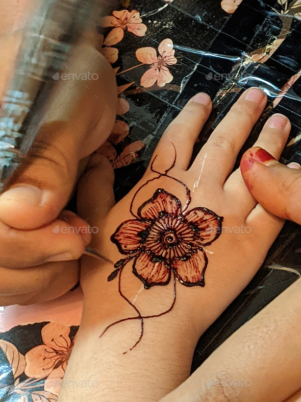 DIY Henna Tattoos: Learn Decorative Patterns, Draw Modern Designs and  Create Everyday Body Art eBook : Shahid, Aroosa: Amazon.in: Kindle Store