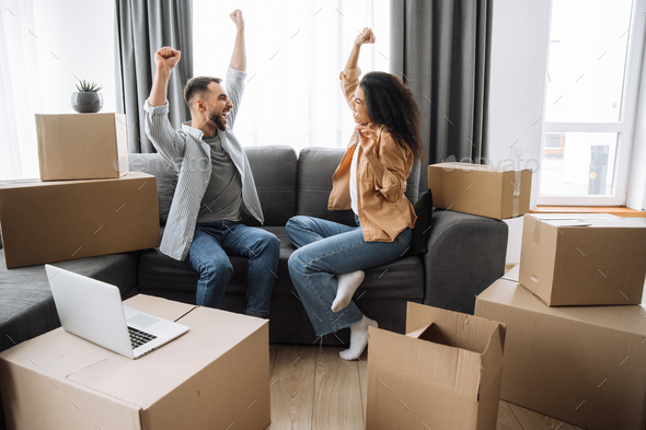 moving box couple love new home apartment online shopping