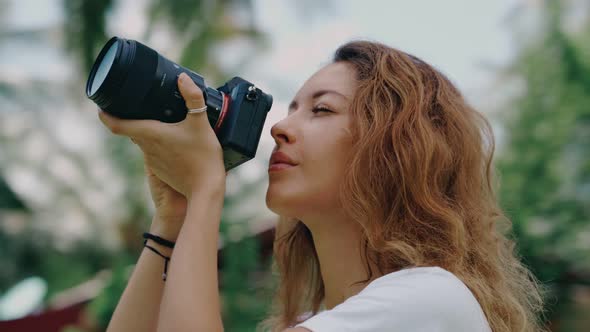 Revolving Around a Woman Photographer in the Jungle alt