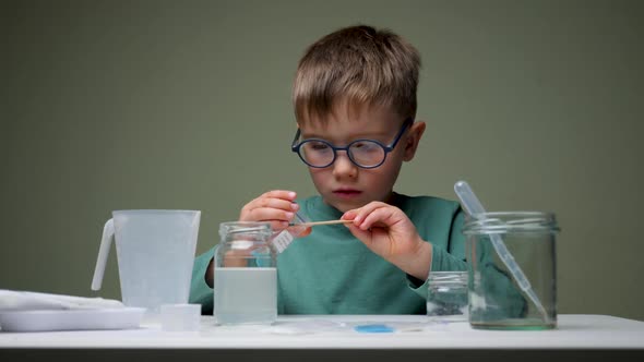 Little Scientist Doing Experiments. Education Concept. Child Doing Chemical Research in Laboratory alt