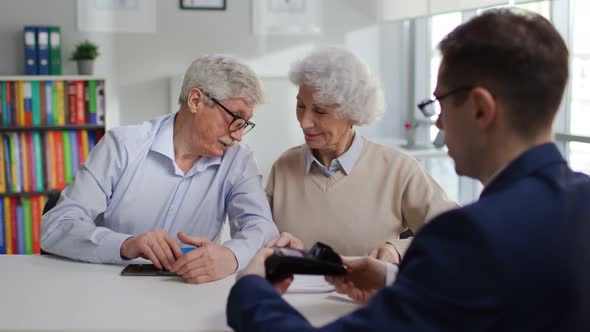 Agent Sell Medical Insurance Service to Aged Couple alt