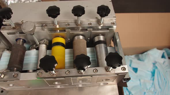 Blanks Cut Procedure Mask Sheet Comes Out of Machine and Falls Into Packing Box for Further alt