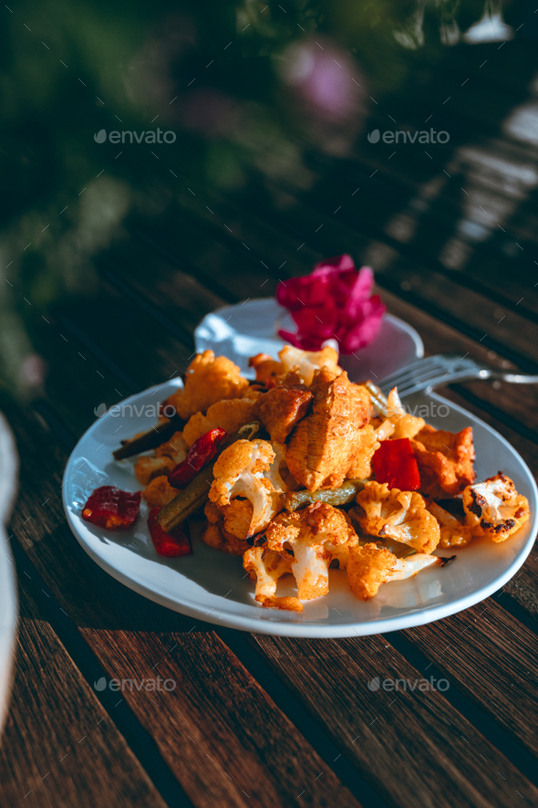 An Outdoor Feast: Spicy Baked Curry Chicken with Roasted Cauliflower and Red Bell Pepper