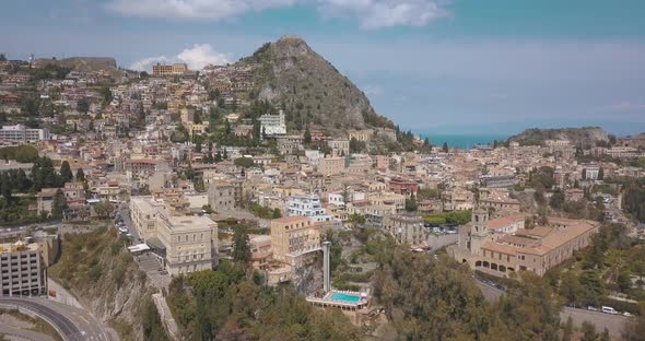 View of Taormina - famous resort in Sicily alt