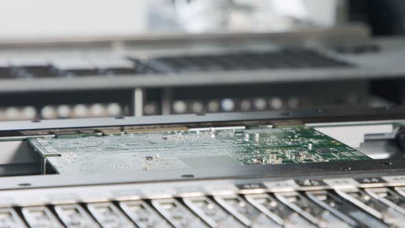 SMT machine places resistors, capacitors, transistors on circuit boards at high speed alt