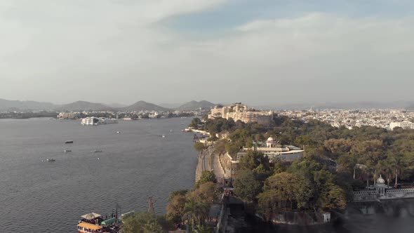 4k aerial drone footage of the exotic city of Udaipur, India and the Lake Pichola. alt
